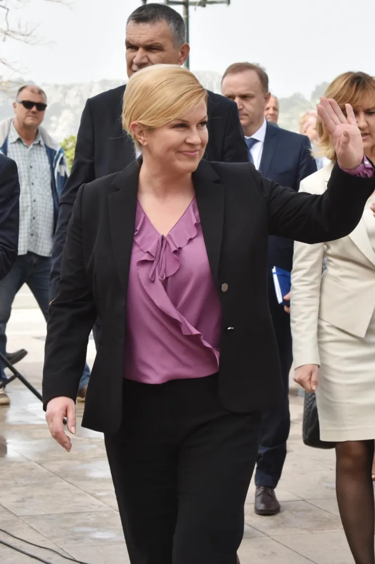 Predsjednica Republike Hrvatske Kolinda Grabar-Kitarović opet je izmjestila ured. Ovaj put u &Scaron;ibensko-kninsku županiju u kojoj će boraviti sljedeća tri dana