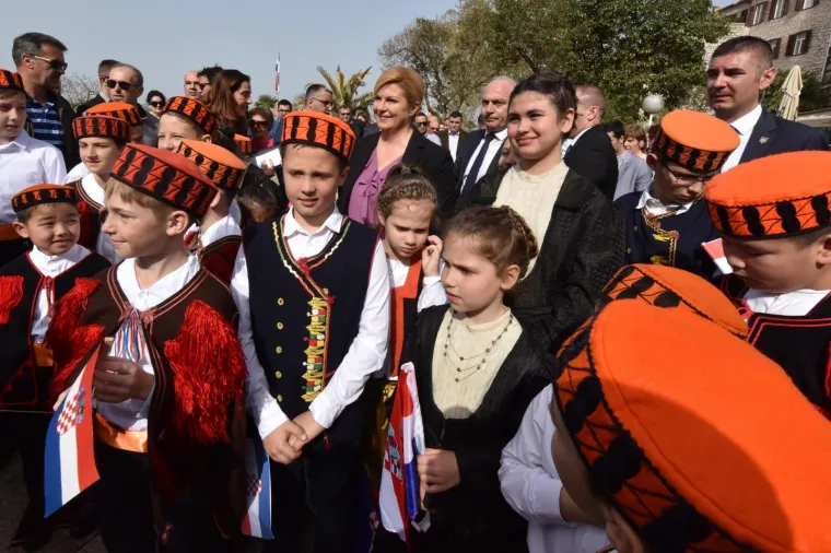 Predsjednica Republike Hrvatske Kolinda Grabar-Kitarović opet je izmjestila ured. Ovaj put u &Scaron;ibensko-kninsku županiju u kojoj će boraviti sljedeća tri dana