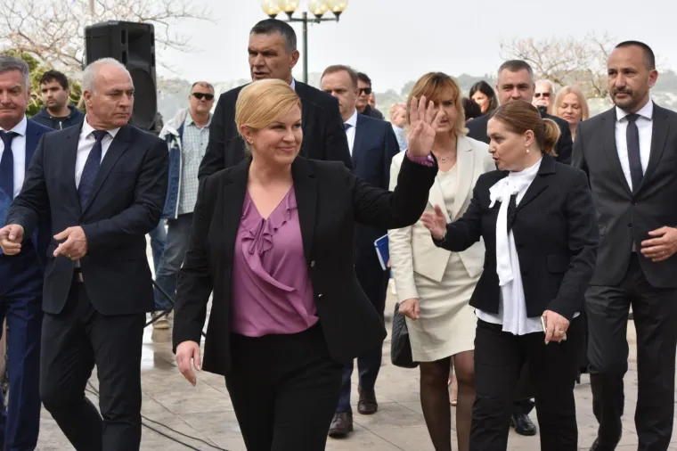 Predsjednica Republike Hrvatske Kolinda Grabar-Kitarović opet je izmjestila ured. Ovaj put u &Scaron;ibensko-kninsku županiju u kojoj će boraviti sljedeća tri dana