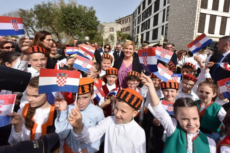 Predsjednica Republike Hrvatske Kolinda Grabar-Kitarović opet je izmjestila ured. Ovaj put u &Scaron;ibensko-kninsku županiju u kojoj će boraviti sljedeća tri dana