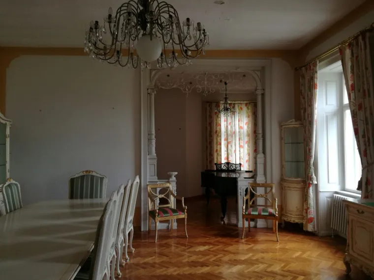 Neupitan je dru&scaron;tveni interes za kupnju dvorca &Scaron;aulovec jer se tako vrijedan objekt ne može prepustiti igri privatnih interesa. Dvorac treba otvoriti javnosti, staviti ga u turističku i ugostiteljsku funkciju te uvesti u kurikulume kako bi bio dio obvezne edukacije djece.
Obrazloženje je to varaždinskog župana Radimira Čačića za plan da županija, kojoj je na čelu, kupi dvorac koji se trenutačno na dražbi prodaje za 4,1 milijun kuna kao dio stečajne mase propale &ldquo;Varaždinke&rdquo;