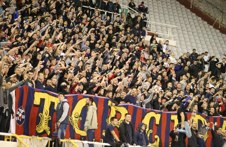 Hajduk je na Poljud slavio protiv Cibalije. Utakmica je odigrana nakon što je Torcida prozvala Ivana Kosa da je kupovao naklonost sudaca. Povodom toga u 71. minuti skandirala je 'Hrvoje Maleš', u čast Hajdukovu predsjedniku koji je razotkrio kriminal tadašnjih sudačkih čelnika Širića i Djedovića, javlja Dalmatinski portal. Također, okrenuli su se prema svečanoj loži i zapjevali 'I bez sudaca i bez miliona, Dalmacija dobit će novog šampiona'. .Ivo Cagalj/PIXSELL