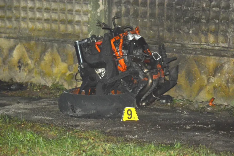 Na samom mjestu očevida te&scaron;ke prometne nesreće u Budančevici u kojoj je život izgubio motociklist, dok je policija obavljala očevid, vozač osobnog automobila zabio se u policijski automobil koji je od udara odbačen na vatrogasno vozilo. Vozač je vjerojatno bio pod utjecajem alkohola.