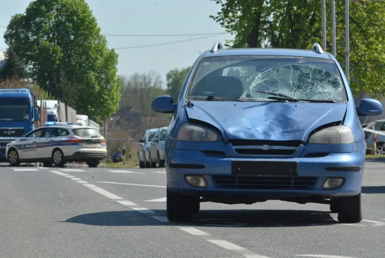 U mjestu &Scaron;tefanje pokraj Bjelovara u četvrtak se ne&scaron;to iza podneva dogodila stra&scaron;na prometna nesreća.