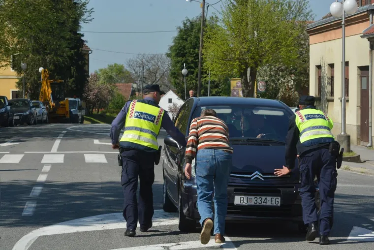 U mjestu &Scaron;tefanje pokraj Bjelovara u četvrtak se ne&scaron;to iza podneva dogodila stra&scaron;na prometna nesreća.