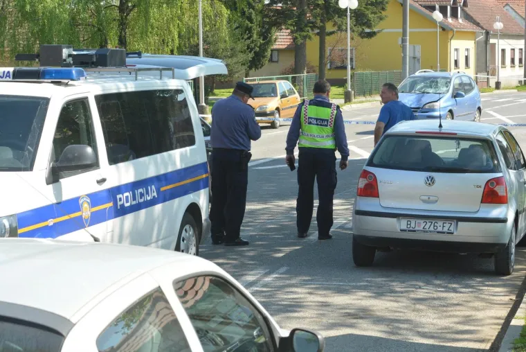 U mjestu &Scaron;tefanje pokraj Bjelovara u četvrtak se ne&scaron;to iza podneva dogodila stra&scaron;na prometna nesreća.