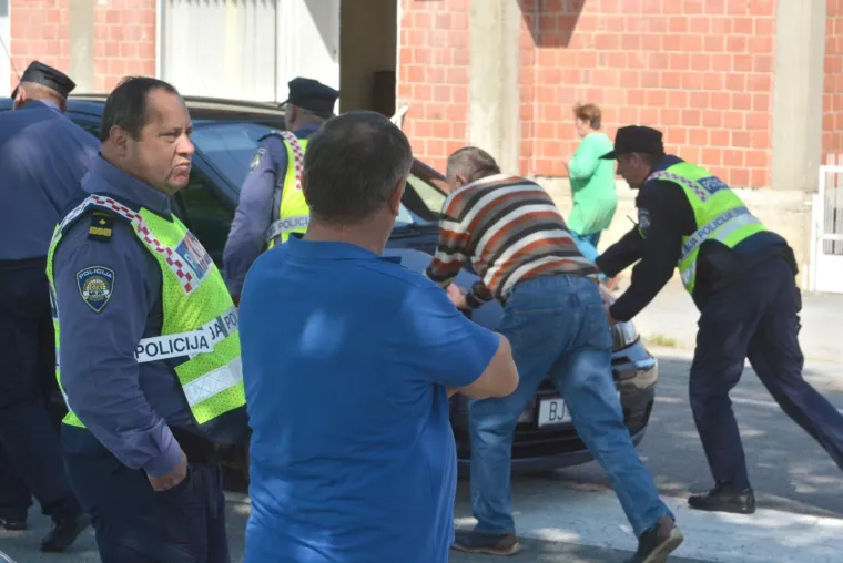 U mjestu &Scaron;tefanje pokraj Bjelovara u četvrtak se ne&scaron;to iza podneva dogodila stra&scaron;na prometna nesreća.