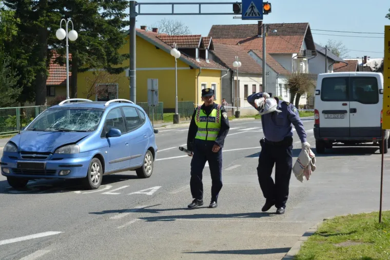 U mjestu &Scaron;tefanje pokraj Bjelovara u četvrtak se ne&scaron;to iza podneva dogodila stra&scaron;na prometna nesreća.