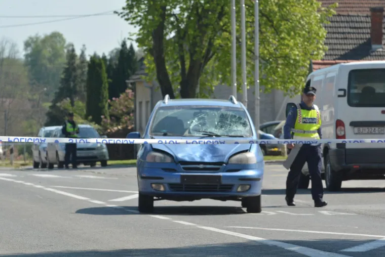 U mjestu &Scaron;tefanje pokraj Bjelovara u četvrtak se ne&scaron;to iza podneva dogodila stra&scaron;na prometna nesreća.