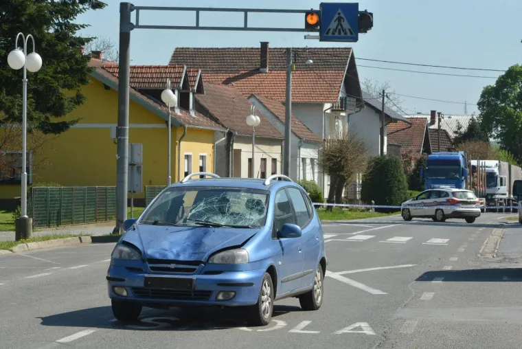 U mjestu &Scaron;tefanje pokraj Bjelovara u četvrtak se ne&scaron;to iza podneva dogodila stra&scaron;na prometna nesreća.