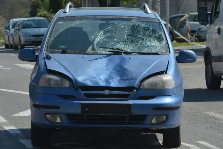 U mjestu &Scaron;tefanje pokraj Bjelovara u četvrtak se ne&scaron;to iza podneva dogodila stra&scaron;na prometna nesreća.
