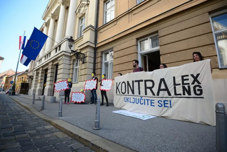 Zelena akcija održala prosvjed protiv LNG terminala ispred Hrvatskg sabora