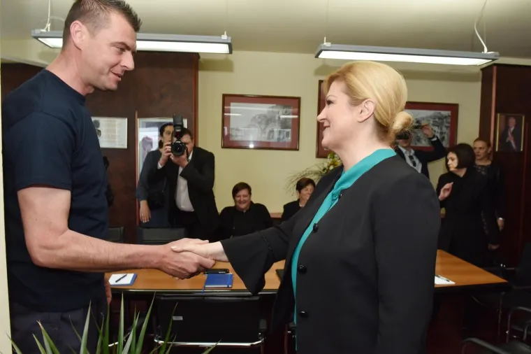 Predsjednica s vatrogascima