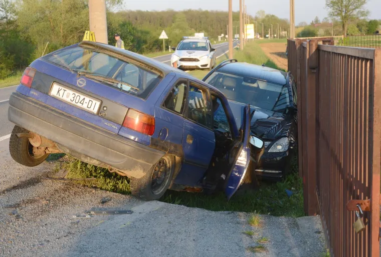 Od siline udara Opel i Mercedes zavr&scaron;ili u kanalu