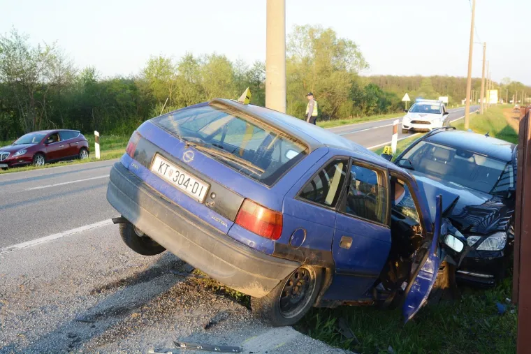 Od siline udara Opel i Mercedes zavr&scaron;ili u kanalu