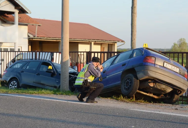 Od siline udara Opel i Mercedes zavr&scaron;ili u kanalu