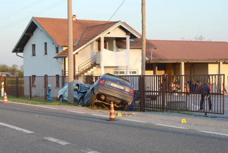 Od siline udara Opel i Mercedes zavr&scaron;ili u kanalu