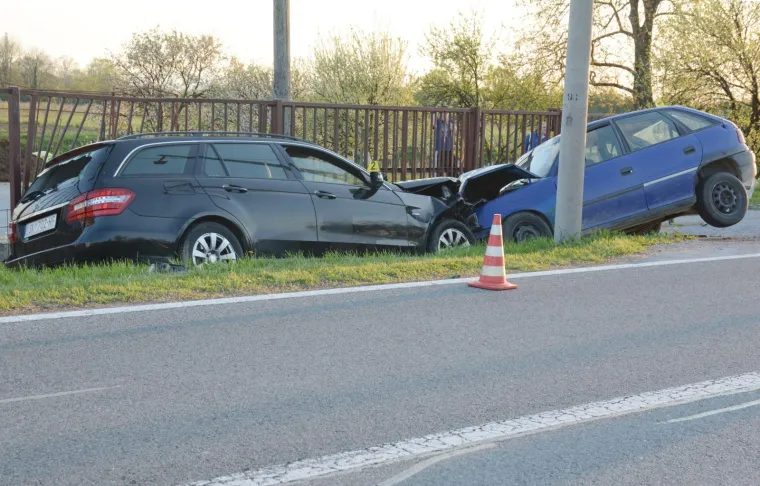 Od siline udara Opel i Mercedes zavr&scaron;ili u kanalu