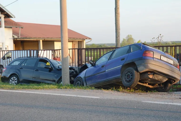 Od siline udara Opel i Mercedes zavr&scaron;ili u kanalu