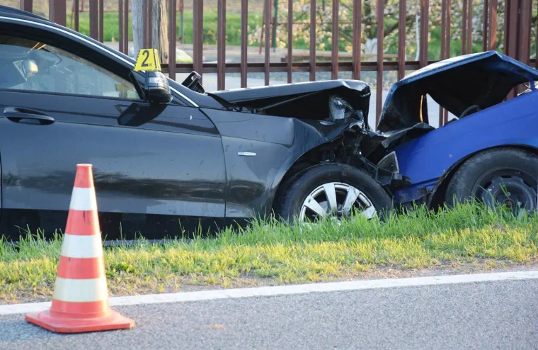Od siline udara Opel i Mercedes zavr&scaron;ili u kanalu
