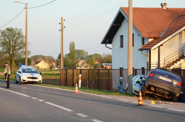 Od siline udara Opel i Mercedes zavr&scaron;ili u kanalu