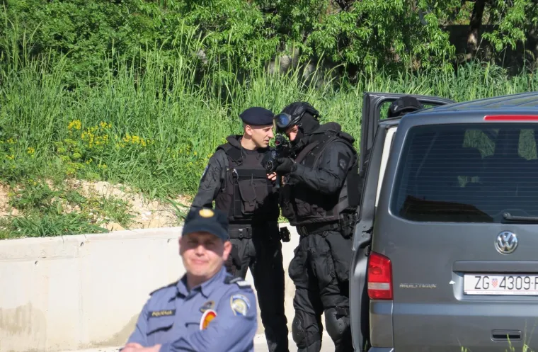 Policijska uprava Splitsko-dalmatinska je oko 14 sati primila dojavu da se iz obiteljske kuće u Ka&scaron;tel Sućurcu čuje pucnjava. Odmah su izi&scaron;li na teren i prema prvim informacijama, kako su izvijestili, ozlijeđenih nema.