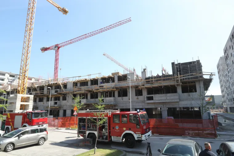 Vatrogasci ugasili požar na krovu zgrade u izgradnji u Sredi&scaron;ću