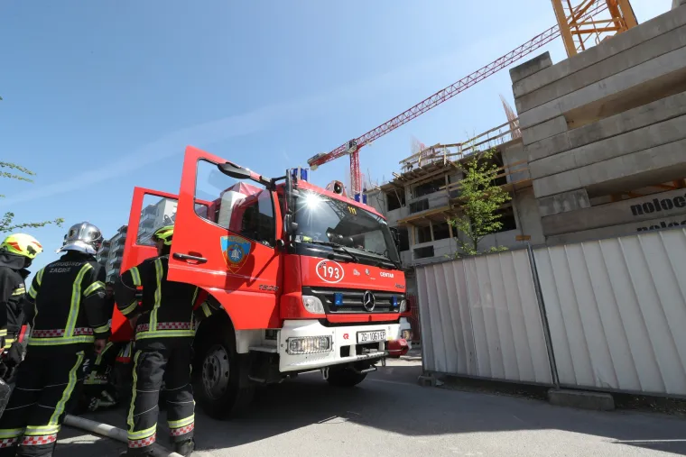 Vatrogasci ugasili požar na krovu zgrade u izgradnji u Sredi&scaron;ću