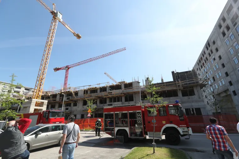 Vatrogasci ugasili požar na krovu zgrade u izgradnji u Sredi&scaron;ću