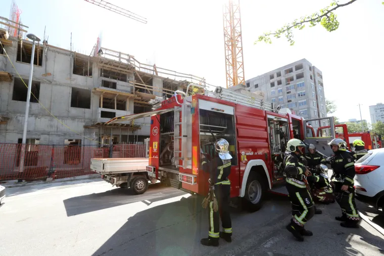 Vatrogasci ugasili požar na krovu zgrade u izgradnji u Sredi&scaron;ću