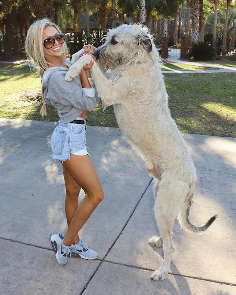 ERIN JE NEKA NOVA VRSTA COUNTRY PJEVAČICE: Umjesto u kaubojkama pozira u teretani i uskih haljinicama