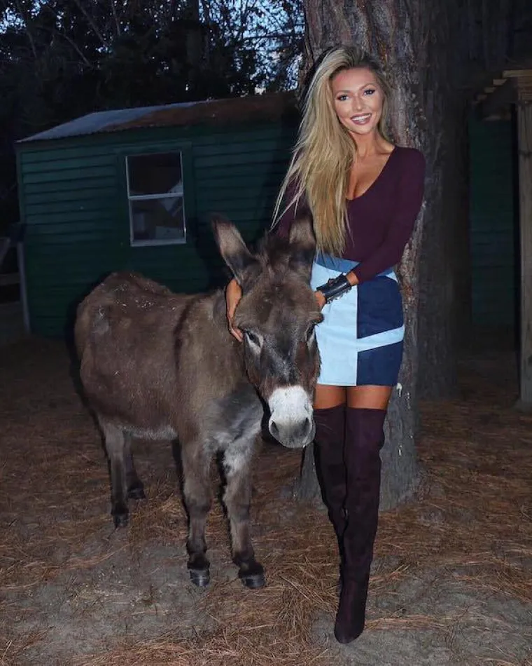 ERIN JE NEKA NOVA VRSTA COUNTRY PJEVAČICE: Umjesto u kaubojkama pozira u teretani i uskih haljinicama