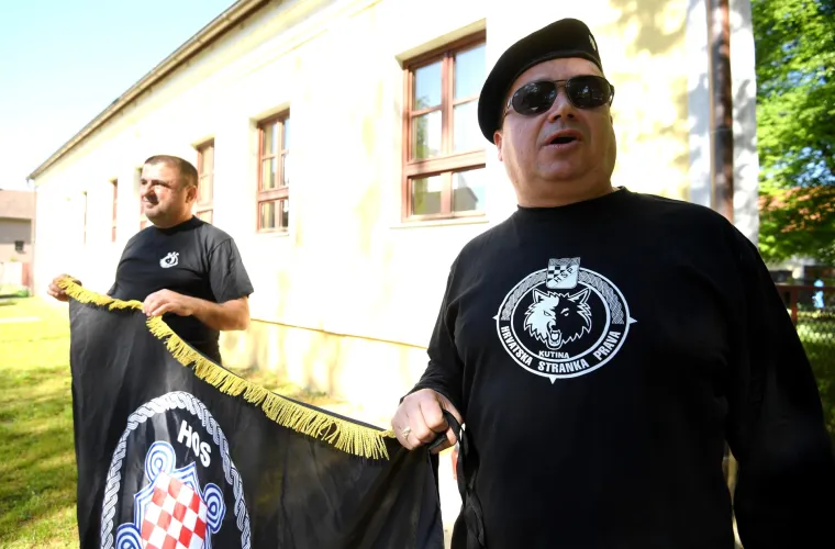 Jasenovac: HOS-ovci razvili zastavu s usta&scaron;kim pozdravom