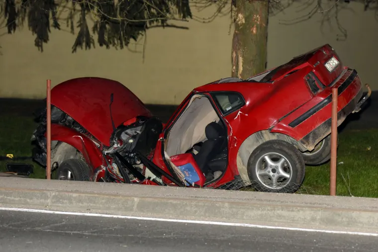 Užasan prizor: jedna osoba ozlijeđena u te&scaron;koj prometnoj nesreći, automobil prepolovljen
