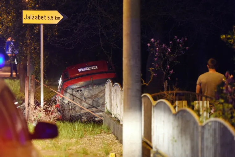 Užasan prizor: jedna osoba ozlijeđena u te&scaron;koj prometnoj nesreći, automobil prepolovljen
