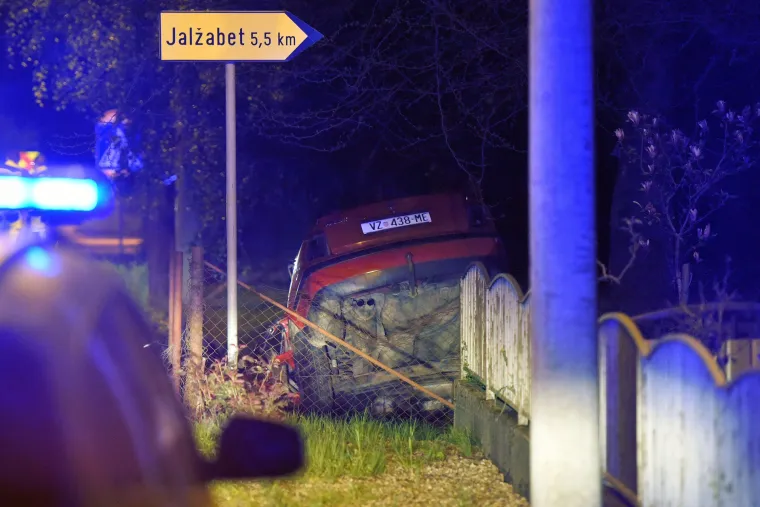 Užasan prizor: jedna osoba ozlijeđena u te&scaron;koj prometnoj nesreći, automobil prepolovljen