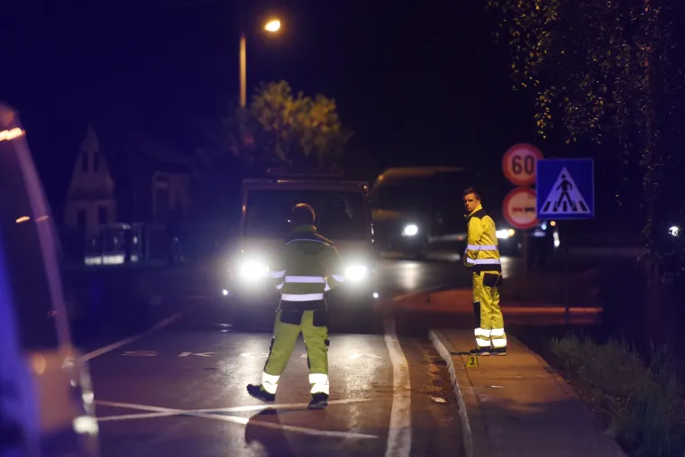Užasan prizor: jedna osoba ozlijeđena u te&scaron;koj prometnoj nesreći, automobil prepolovljen