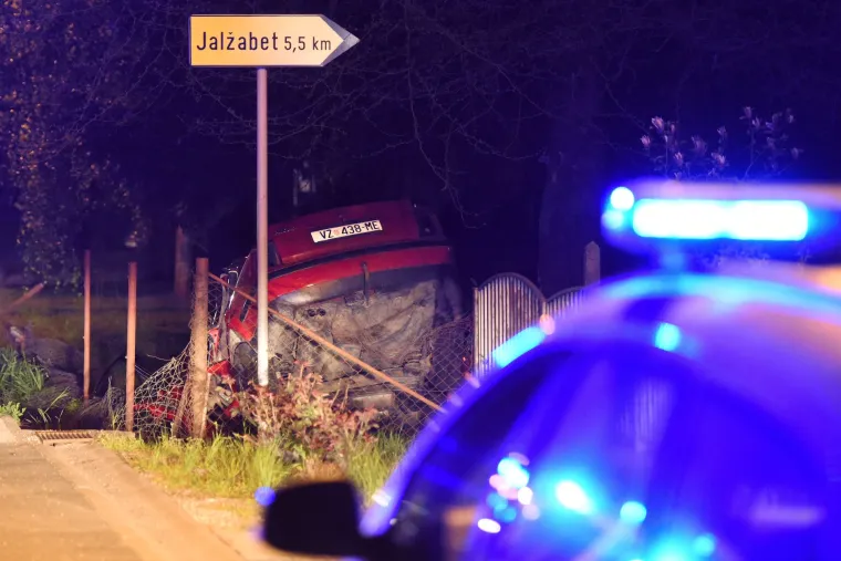 Užasan prizor: jedna osoba ozlijeđena u te&scaron;koj prometnoj nesreći, automobil prepolovljen