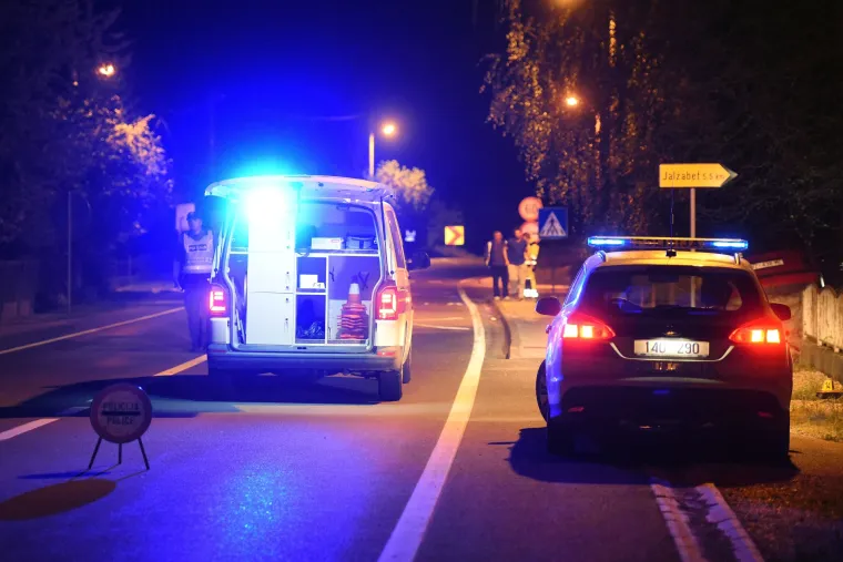 Užasan prizor: jedna osoba ozlijeđena u te&scaron;koj prometnoj nesreći, automobil prepolovljen