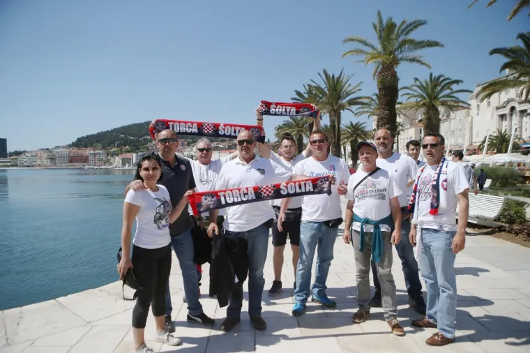 Navijači preplavili Split uoči derbija: promet u kolapsu, odjekuju topovski udari