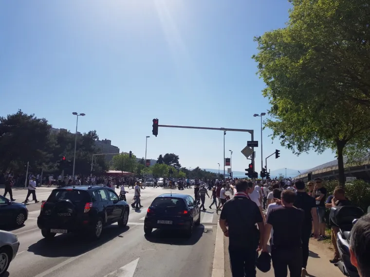 Navijači preplavili Split uoči derbija: promet u kolapsu, odjekuju topovski udari