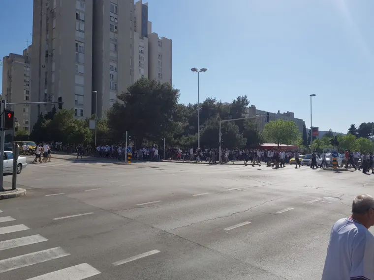Navijači preplavili Split uoči derbija: promet u kolapsu, odjekuju topovski udari