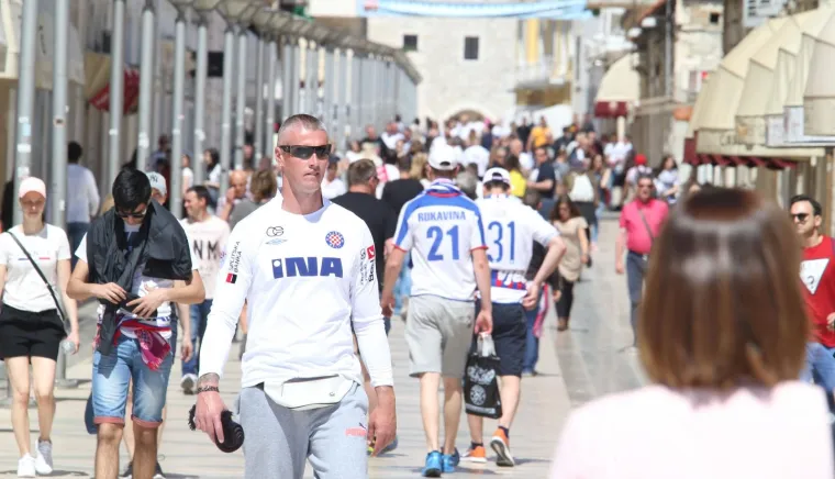 Navijači preplavili Split uoči derbija: promet u kolapsu, odjekuju topovski udari