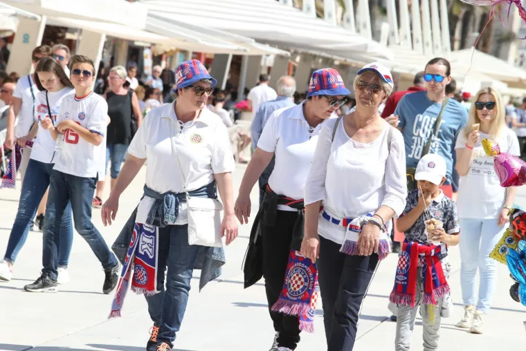 Navijači preplavili Split uoči derbija: promet u kolapsu, odjekuju topovski udari