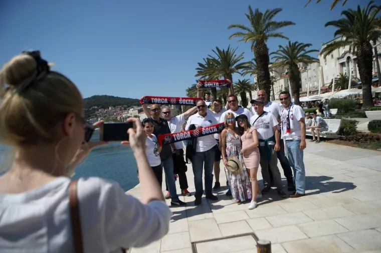 Navijači preplavili Split uoči derbija: promet u kolapsu, odjekuju topovski udari