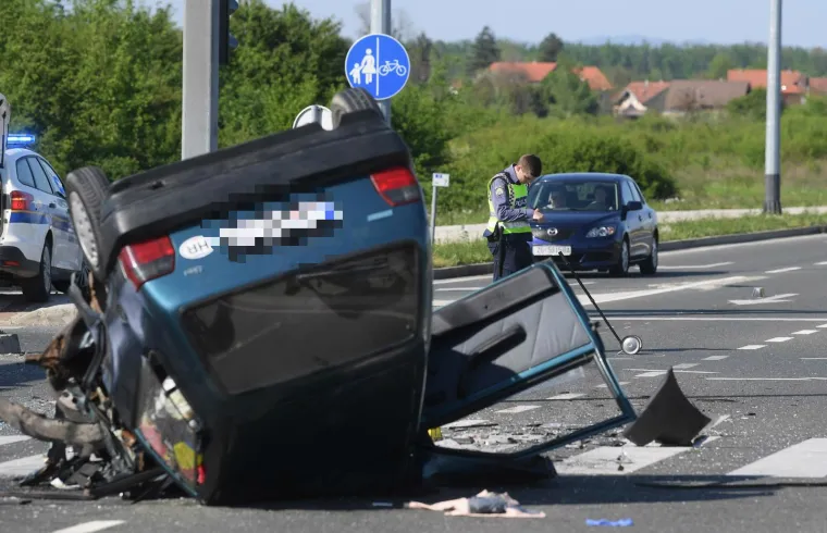 U Velikoj Gorici u nedjelju u 13.15 sati sudarila su se tri vozila. Jedan je čovjek poginuo, a četvero ljudi je ozlijeđeno. Nesreća je bila na raskrižju Ulica Ivana Pavla II i 153. brigade HV-a.