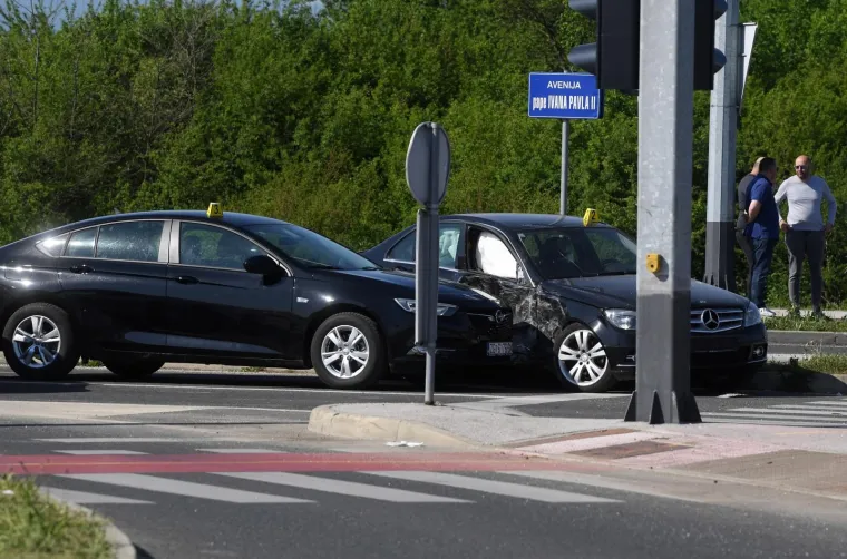 Strava u Velikoj Gorici: Od siline udarca izletio i na mjestu poginuo, Fiat potpuno smrksan