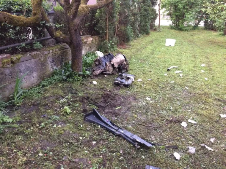 PIJANI SE ZABILI U BETONSKI STUP: U Požegi trojica mladića zavr&scaron;ili u bolnici, drveće ih zaustavilo da se ne zabiju u kuću