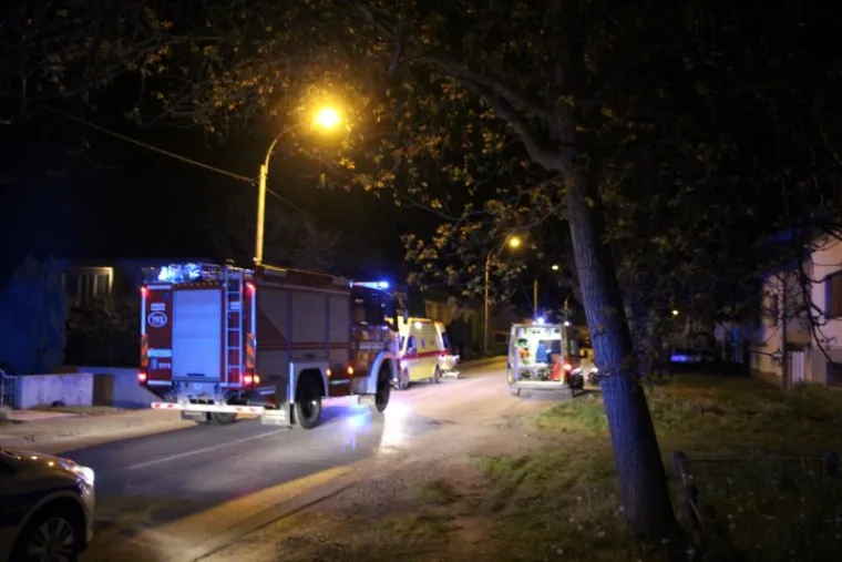 PIJANI SE ZABILI U BETONSKI STUP: U Požegi trojica mladića zavr&scaron;ili u bolnici, drveće ih zaustavilo da se ne zabiju u kuću