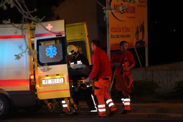 U slijetanju osobnog automobila ozlijeđene su tri osobe i prevezene u Opću bolnicu Požega. 
Foto: D. Krstanović, Pozega.eu